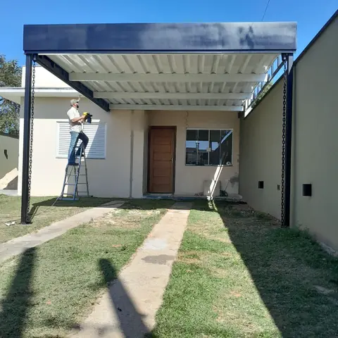 Cobertura metálica na frente da casa